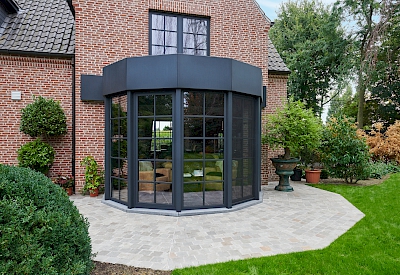 Nieuwbouw met B70 ramen en SS 55 schuiframen te Izegem
